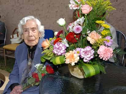 Doña Consuelo acompañada de Enriqueta, María Elena, Adriana, Cecilia, Irma y Teresa.