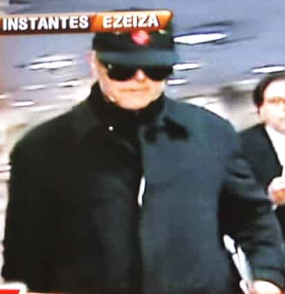 Imágen de televisión en la que se ve al obispo británico ultraconservador Richard Williamson, cuando caminaba en el aeropuerto internacional de Ezeiza de Buenos Aires para tomar el vuelo en el que abandonó Argentina. (EFE)