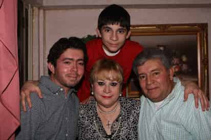 Hermosa familia. Juan Gerardo del Río Torres y Donna Reed de Del Río, en la compañía de sus hijosAndrés y Gerardo. Gerardo, Cecilia, Viviana y Daniel Corral, provenientes de Ensenada, Baja California.