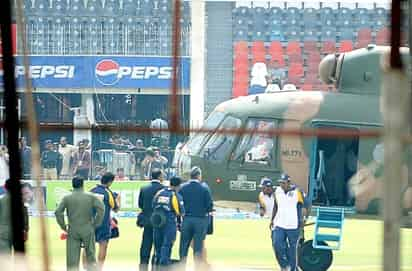 Los jugadores de la selección ceilanesa de críquet, abordan un helicóptero de la Fuerza Aérea de Pakistán, que los trasladará desde el estadio Gaddafi de Lahore, tras un ataque terrorista al convoy del equipo que tuvo lugar esta mañana y causó la muerte de siete personas. (EFE)