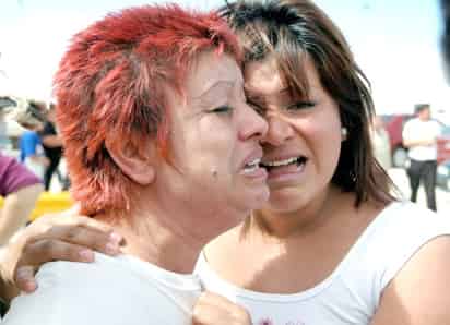 Sufrimiento. Familiares de los reclusos en el penal de Ciudad Juárez se mostraban desesperados luego de que se registrara un enfrentamiento entre Los Aztecas y Los Mexicles con un saldo de 20 muertos. AP