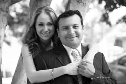 Dr. Saúl Ibrahim Salomé Pacheco Siordia y Q.F.B. Karina Lizeth Reyes Villarreal el día que realizaron su presentación religiosa y su boda civil.- Estudio Carlos Maqueda