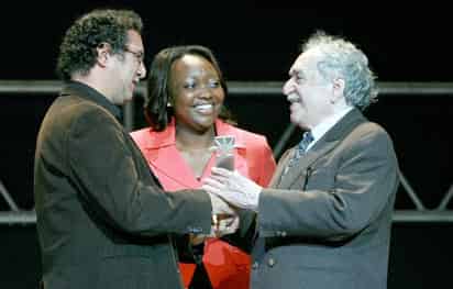 Como en sueño. El cineasta Víctor Gavira recibió de manos del escritor Gabriel García Márquez el premio Mayhuel de Plata.