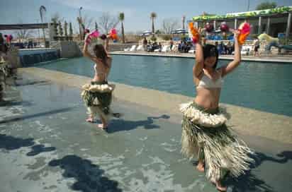 Con una fiesta de baile hawaiano y tahitiano arrancó ayer la temporada de alberca en Nuevo San Isidro, espacio que recibirá a miles de visitantes de marzo a noviembre. (Fotografía de Jesús Galindo)