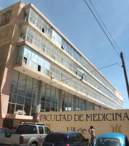 Tensión. La Facultad de Medicina es uno de los planteles que en ocasiones ha tenido que adelantar la hora de salida de los alumnos.  EL SIGLO DE TORREÓN / SERGIO REYES