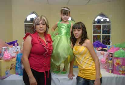 Andrea con su mamá Diana González de Rivera y su hermana Ingrid Rivera González.