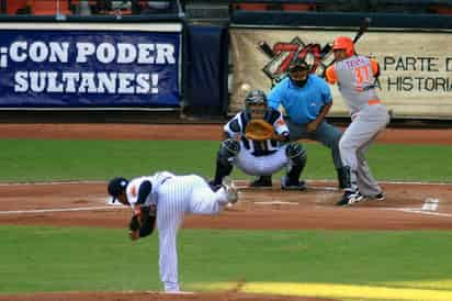 Adrián Ramírez, pitcher de los Sultanes de Monterrey, controló a los bateadores de Vaqueros Laguna, y con apoyo de su ofensiva permitió que los regiomontanos se llevaran su primera victoria de la temporada. (Jam Media)