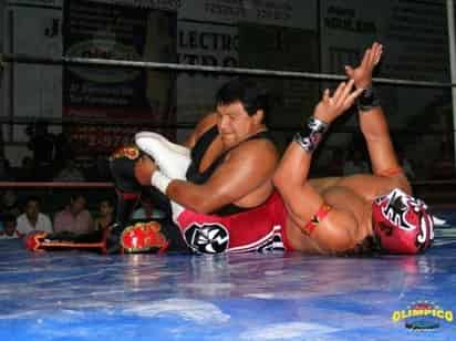 En controvertido duelo, efectuado la noche del pasado jueves en la Arena Olímpico Laguna de Gómez Palacio, Último Guerrero logró retener el campeonato mundial de peso completo del CMLL ante el capitalino Villano V. 