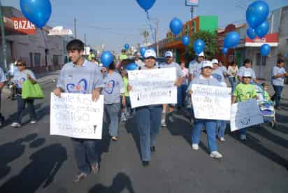 Salen a la calle. En apoyo de las personas que padecen autismo, unas 150 personas participaron en una caminata. EL SIGLO DE TORREÓN / FERNANDO COMPEÁN