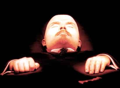 Los restos momificados de Lenin son sometidos durante dos meses a una serie de procedimientos químicos y biológicos para garantizar que permanezca incorruptible.