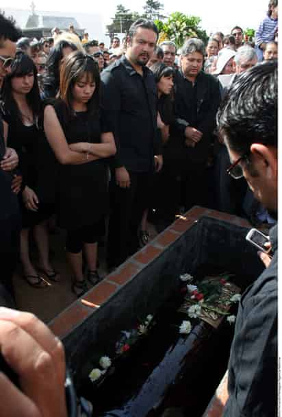 Al fin. Los familiares del intérprete fueron a despedirlo al panteón así como una gran cantidad de curiosos, quienes abarrotaron el lugar. 