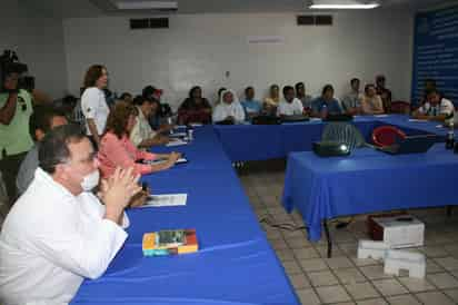 En alerta. La Secretaría de Salud convocó a reunión permanente para atender la alerta preventiva, por la influenza porcina que afecta al país; hasta ayer Durango se declaraba libre de casos. 