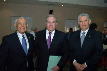 Quintín Balderrama y Enrique Macías junto al nuevo rector de la universidad, Héctor Acuña Nogueira. 