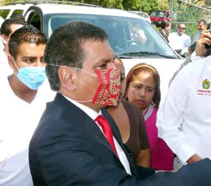El gobernador de Veracruz, Fidel Herrera Beltrán, apareció en un evento público con un nuevo cubre boca al que bautizó como el “tapaboca jarocha”, pues fue elaborado con un típico pañuelo veracruzano. (El Universal)