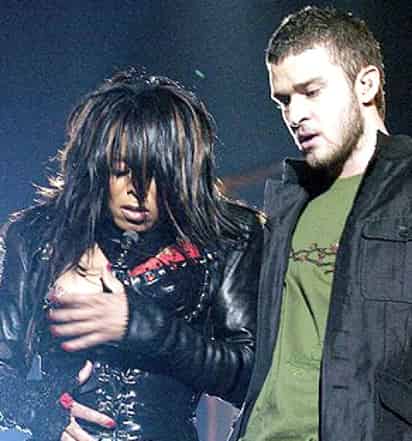 La actriz mostró un seno cuando se le desprendió la blusa mientras actuaba en la función de intermedio de la final del campeonato de fútbol norteamericano Super Bowl en 2004.