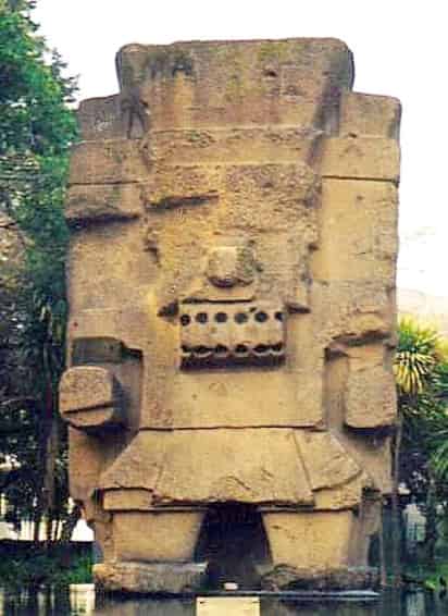 El rostro de 'Tláloc' fue representado con dos serpientes entrelazadas, cuyos cuerpos forman sus ojos rodeados por aros y una nariz retorcida, al unirse, las fauces de los reptiles figuran la boca con los distintivos seis ganchos o colmillos.