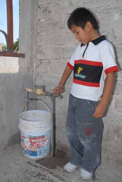 Escasez. En La Merced los vecinos sufren porque no hay la suficiente presión para que el agua salga en las llaves de las casas.