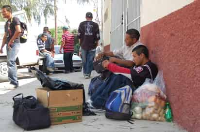 Con tristeza. En su primer día de trabajo después de la tragedia, ex compañeros de Rafael Aguilera se mostraron entristecidos por la pérdida de su buen compañero.