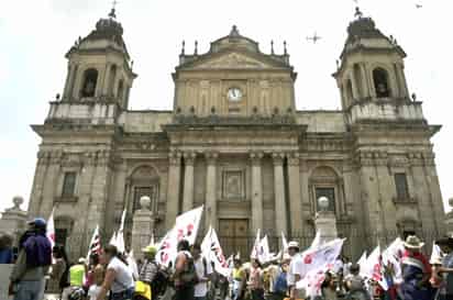 Toman las calles. Simpatizantes del presidente guatemalteco, Álvaro Colom, caminan frente a la catedral metropolitana de Guatemala. (EFE)
