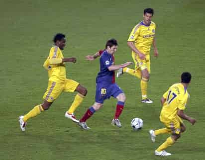 Lionel Messi es muy bajito para enfrentarse a los defensas del futbol europeo, pero su calidad hace temblar a los gigantes de las férreas zagas, por lo que cuando hay calidad, la estatura no importa. (EFE)
