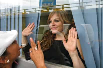 La cantante de música grupera Jenny Rivera fue detenida en el Aeropuerto de Ciudad de México por ocultar la salida de divisas por un monto de 52.167 dólares.