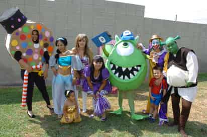 Fiesta de disfraces. Claudia Valenzuela, Wendy Gómez, Dulce Garnica, Seny Flores, Érika Vázquez, Oly Díaz, Mary Márquez, Samuel Rodríguez y Fanny Gómez.
