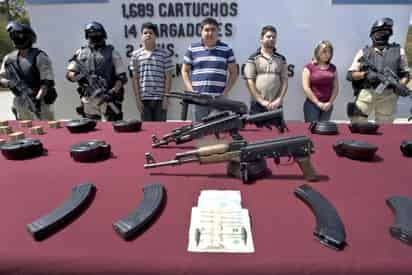 Todos fueron presentados en las instalaciones del cuartel militar en Tijuana, momento que la mujer aprovechó para ostentarse como menor de edad y negar su participación en el plagio, aunque sí admitió que tenía conocimiento de que su hermano, detenido con ella, custodiaba las armas incautadas. (AP)