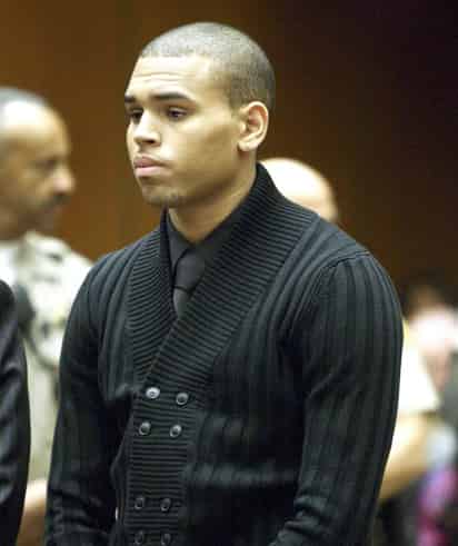 El cantante Chris Brown, acusado de golpear a su ex novia Rihanna, acaba de presentar un nuevo vídeo en el sitio YouTube, donde anuncia su próximo disco y defender su imagen. (Archivo)