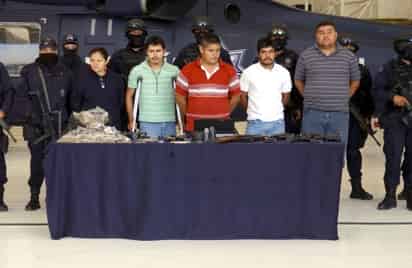 La Secretaría de Seguridad Pública federal detiene a María Guadalupe, Oscar y Juan Manuel Barajas Landa, así como Martín y Antonio Barajas Valencia, integrantes de la organización criminal conocida como 'La Familia Michoacana'. (Notimex)