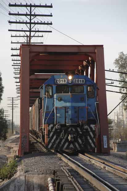 A diario. Decenas de furgones del ferrocarril salen de los patios de la empresa Ferromex cargados de sustancias peligrosas y atraviesan la ciudad.