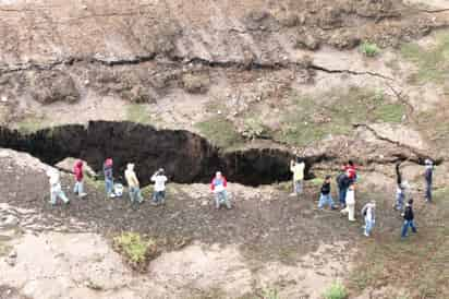 Decenas de familias fueron desalojadas en el fraccionamiento Villas de San Martín, en el municipio de Chalco, en el estado de México y colindante al oriente con el Distrito Federal, por el surgimiento de una grieta de alrededor de un kilómetro de largo, que en algunos lugares tiene hasta siete metros de ancho y cinco metros de profundidad. (El Universal)