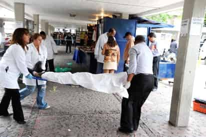 Un hombre identificado como Ricardo Eduardo Valderrama de la Rosa fallece la tarde de este martes, al recibir un disparo en el estacionamiento de la Facultad de Filosofía y Letras en el interior de Ciudad Universitaria, presuntamente, víctima de un asalto. (El Universal)