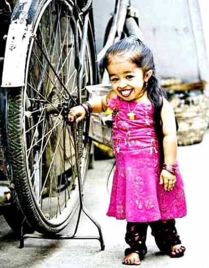 Jyoti Amge, de la India, tiene 15 años de edad y mide menos de 60 centímetros; su peso es de apenas 5.4 kilogramos.