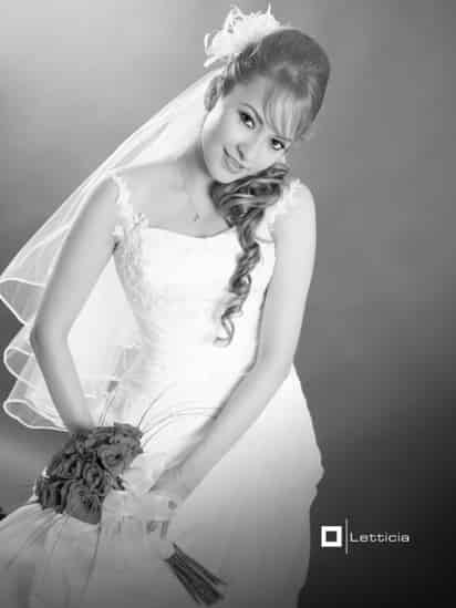 Lic. Karina Ramírez González en una fotografía de estudio con motivo de su boda con el Ing. Alejandro A. Jacobo Márquez.- Estudio Letticia