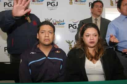Detenidos. Arturo Calderón y Eleonor Marín Mendoza fueron detenidos por elementos de la Policía Judicial del Distrito Federal, por su presunta responsabilidad en el robo de una bebé recién nacida.