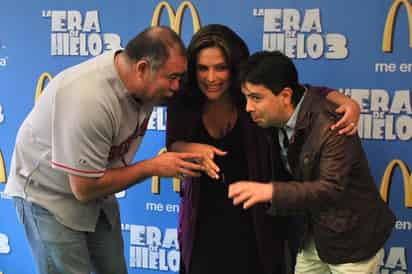 Risas al por mayor. Jesús Ochoa, Angélica Vale y Carlos Espejel durante la conferencia para anunciar el estreno de la película el próximo 27 de junio.