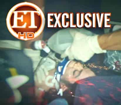 La imagen, que presentan como exclusiva en su sitio web, muestra al icono de la música pop escoltado en una camilla, al parecer en estado de coma, mientras los socorristas le suministran oxígeno. (Foto tomada de etonline.com)