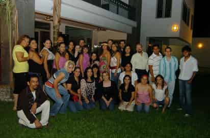 Le desean lo mejor. Mayra rodeada de un grupo de familiares y amigas que asistieron a su fiesta de despedida.