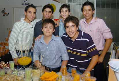 Grupo de amigos que acompañaron a Alejandro en su cumpleaños.