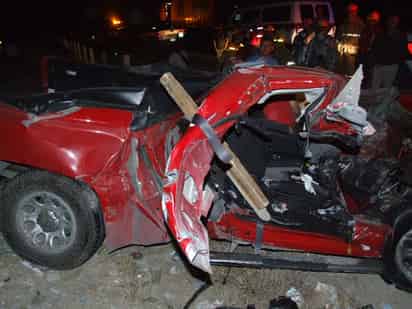 Trágico. Fatal resultó la volcadura de esta camioneta en cuyo interior quedó sin vida el conductor, Enrique Estrada Alcántar, de 46 años y con domicilio en Saltillo. Su hijo resultó con lesiones que lo tienen hospitalizado en Parras.