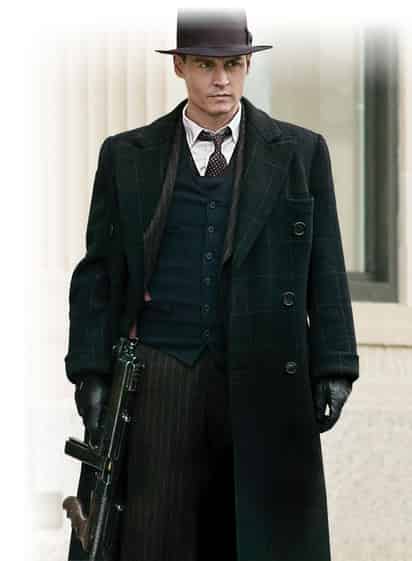 Vuelve en grande. El actor Jonny Depp vuelve a la pantalla grande con Enemigos públicos, donde interpreta a John Dillinger, el asaltante de bancos durante la depresión estadounidense a principio de los años 30. EL UNIVERSAL