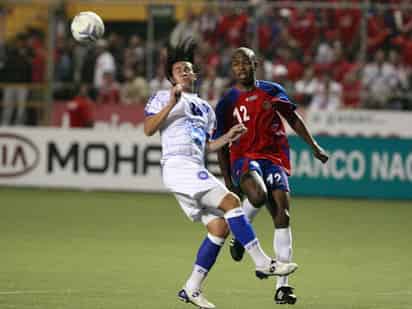 El Salvador y Costa Rica se miden dentro de la fecha inaugural de la Copa Oro 2009, que se jugará hasta el próximo 26 en Estados Unidos. (EFE)