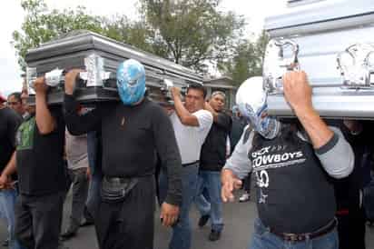 Familiares de los gemelos Alejandro 'Espectrito II' y Alberto 'La Parkita' Pérez Jiménez dieron el último adiós a los luchadores. (El Universal)