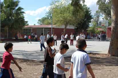 Todos. Como medida preventiva y para garantizar su estado de salud, las madres de familia deberán presentar la Cartilla de Vacunación de sus hijos.