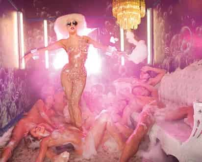 Es bien sabido, la cantante Lady GaGa es la reina de los vestuarios estrambóticos y quizá para evitar comentarios negativos sobre su ropa decidió quitársela para una sesión fotográfica en esta ocasión para la revista V.