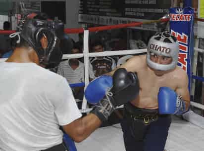 Daniel 'Chato' Noriega aprovechó para entrenar su guardia zurda ante Édgar 'Mulato' Monárrez, previo a su duelo del próximo viernes. (Fotografía de Ramón Sotomayor C.)