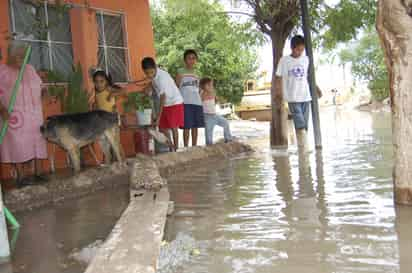 Como en Venecia. Sólo grandes encharcamientos provocó la lluvia en Lerdo.  