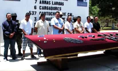 Elementos del Ejército mexicano detienen a ocho presuntos responsables de la muerte de tres agentes de la policía municipal de Tijuana y Playas Rosarito, la mañana se este miércoles en esta ciudad; durante el operativo aseguraron armas y drogas. (El Universal)