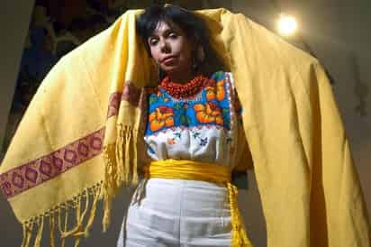 Siempre bonita. La actriz Meche Carreño, quien fuera sex symbol en los años 70, será homenajeada en el evento que es considerado, en su ramo, como el más importante del país a finales de mes. EL UNIVERSAL En vida. El cineasta Jorge Fons será honrado en el marco del 12 Festival Internacional de Cine Expresión en Corto de Guanajuato.