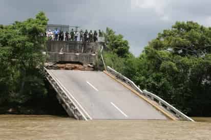 Se cae. El puente Tonalá en dirección Villahermosa-Coatzacoalcos, de entre 100 y 120 metros de longitud, se desplomó ayer y varios vehículos cayeron al río que lleva el mismo nombre.